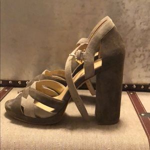 Michael Kors olive gray chunky heels. LN. Sz. 7